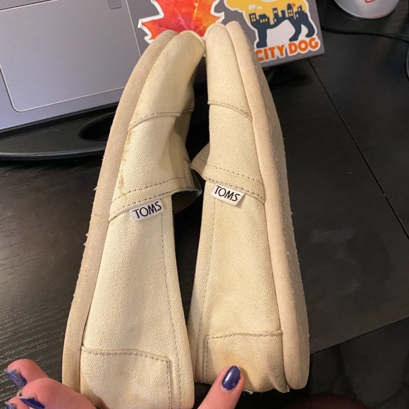 TOM's Canvas Slip Ons - Picture 7 of 9